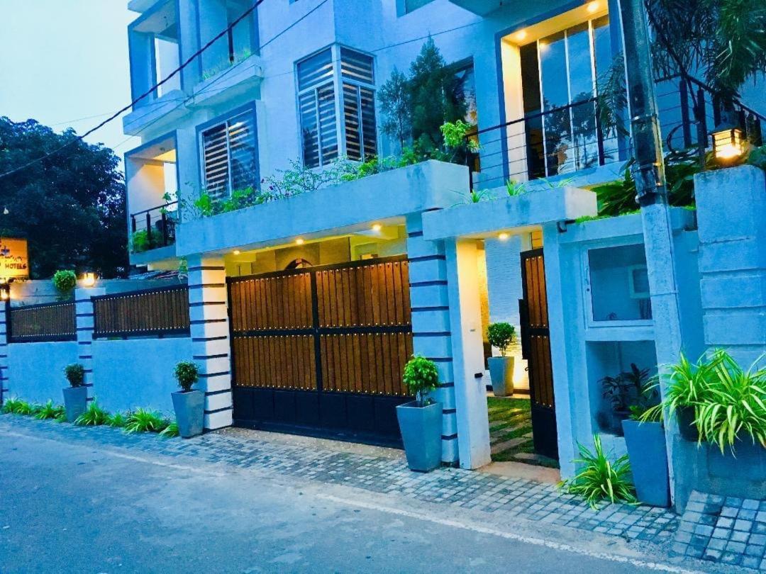 8 Plus Luxury Apartments Негомбо Екстер'єр фото