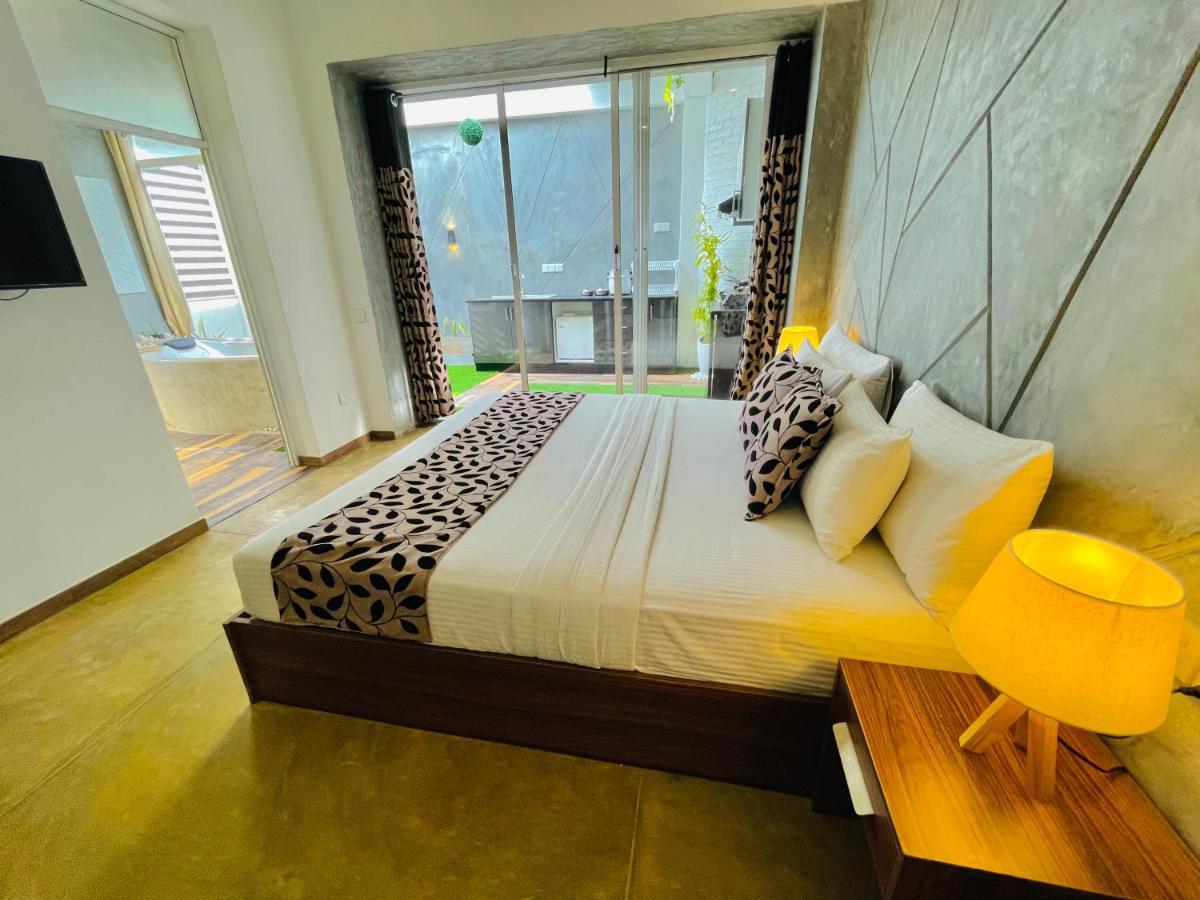 8 Plus Luxury Apartments Негомбо Екстер'єр фото