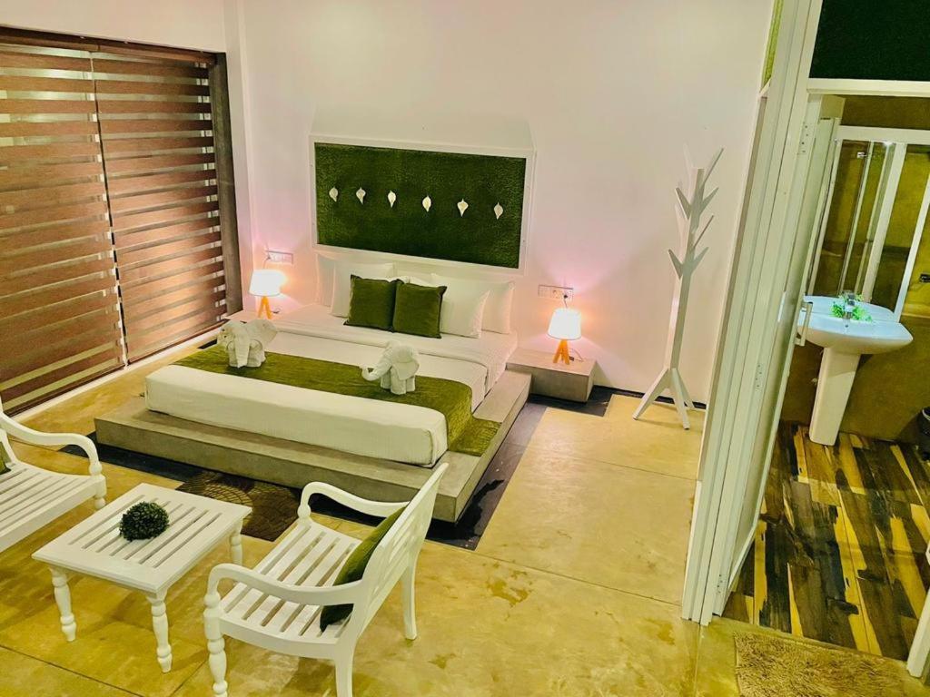 8 Plus Luxury Apartments Негомбо Екстер'єр фото