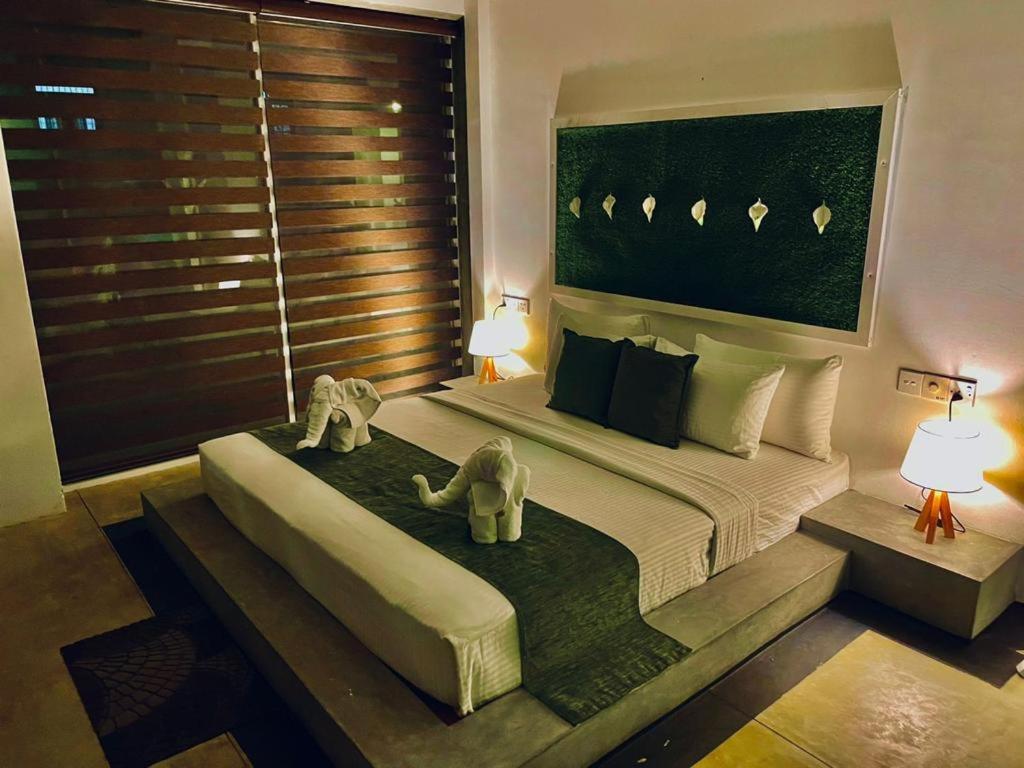 8 Plus Luxury Apartments Негомбо Екстер'єр фото