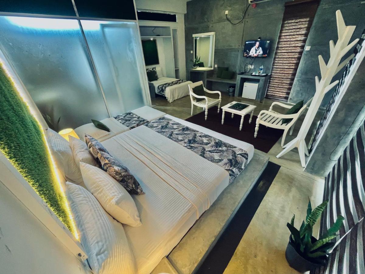 8 Plus Luxury Apartments Негомбо Екстер'єр фото