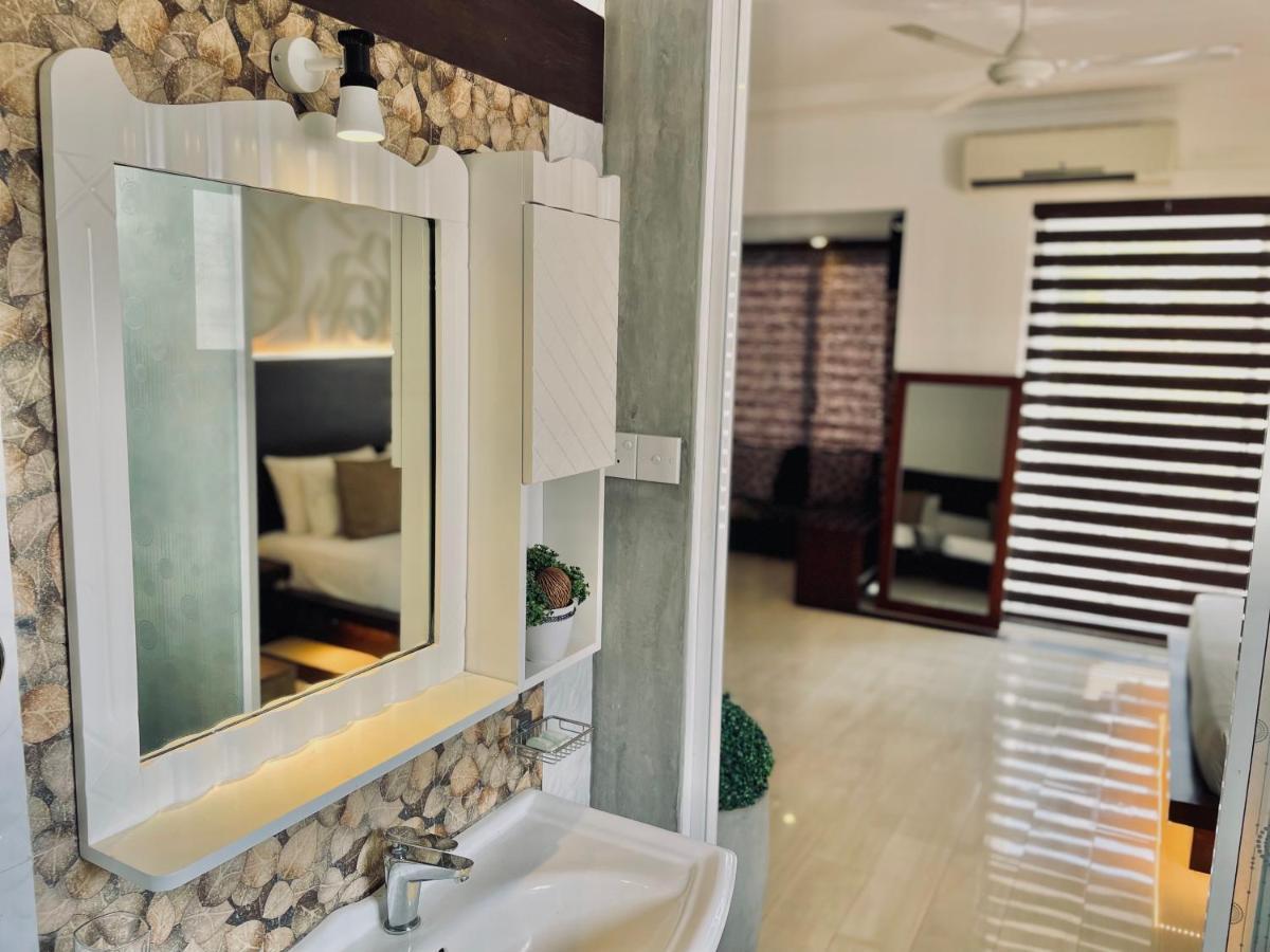 8 Plus Luxury Apartments Негомбо Екстер'єр фото